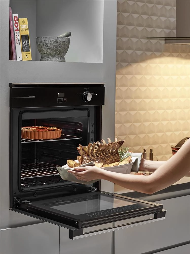 Forno de embutir a gás Brastemp 78 litros Preto com grill e timer touch - BOA84AE 220V